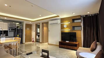 Executive Suite | Living area | Flat-screen TV