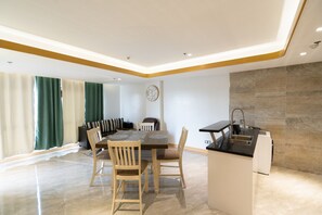 Suíte executiva | Área de estar | TV de tela plana