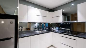 Habitación Deluxe | Cocina privada | Refrigerador, microondas, tetera eléctrica y utensilios de cocina
