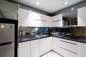 Deluxe Room | Private kitchen | Fridge, microwave, electric kettle, cookware/dishes/utensils