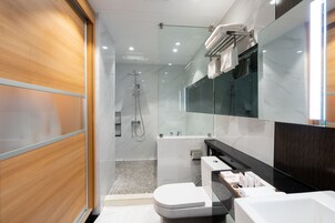 Deluxe-huone | Kylpyhuone | Ilmaiset hygieniatuotteet, hiustenkuivaaja, kylpytakit, tohvelit