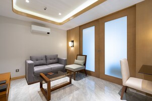 Deluxe Room | Living area | Flat-screen TV