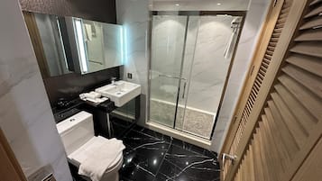 Suíte executiva | Banheiro | Produtos de toalete grátis, secador de cabelo, roupões de banho