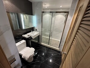 Executive suite | Badkamer | Gratis toiletartikelen, een haardroger, badjassen, pantoffels