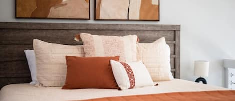 1 chambre, bureau, fer et planche à repasser, lit parapluie