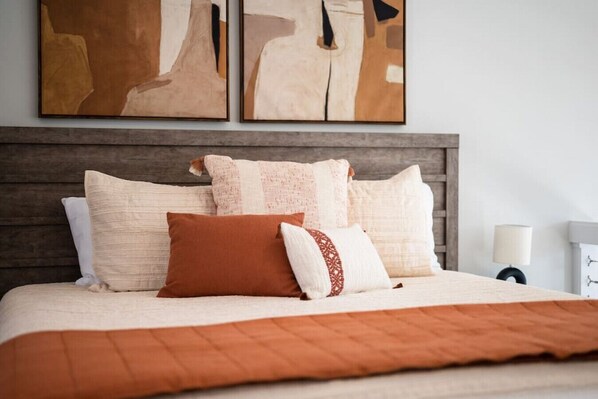 1 habitación, escritorio, tabla de planchar con plancha y cuna de viaje 