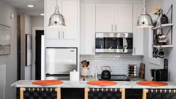 Frigorifero, microonde, forno, piano cottura