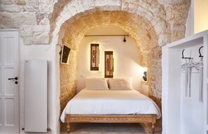 1 dormitorio, tabla de planchar con plancha, wifi y ropa de cama