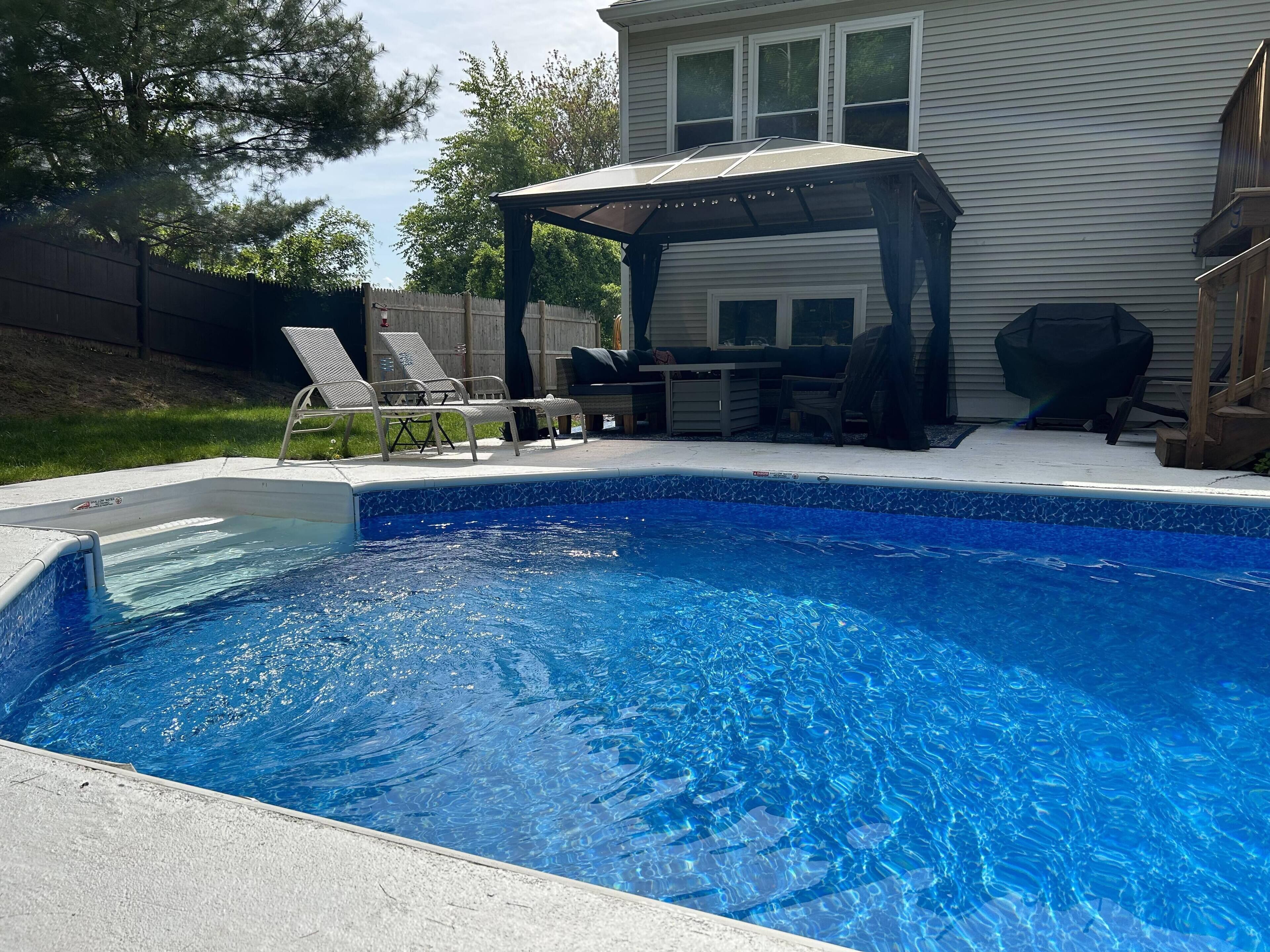 Außenpool, Rettungsschwimmer vor Ort