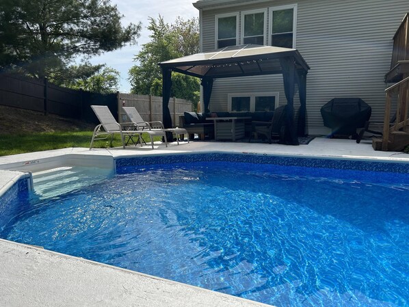 Outdoor pool, lifeguards on site