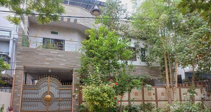 6 - 8 Guests 3 Bedrooms 3 Beds 4 Baths.