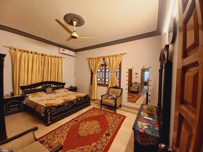 3 bedrooms, iron/ironing board, free WiFi