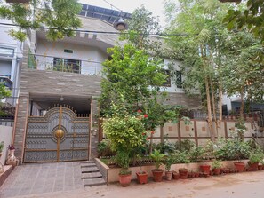 Property grounds - 6 - 8 Guests 3 Bedrooms 3 Beds 4 Baths. (Karachi)