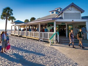 Exterior - AVALON RESORT, LUXURY CUSTOM 2/2 BEACH THEMED CONDO, HEATED POOL, CLOSE TO BEACH (Clearwater)
