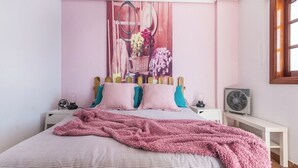 A bedroom with a bed, a wall-mounted air conditioner, and a window. - Home2Book Charming Attic El Rincón de Telde, BBQ (Telde)
