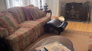 Smart-tv, pejs, dvd-afspiller, bøger