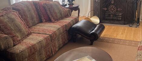 Smart TV, fireplace, DVD player, books