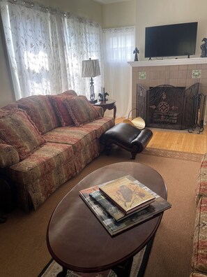 Smart TV, fireplace, DVD player, books