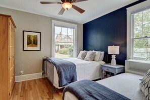 2 عدّة غرف نوم ومكواة/لوح كي وواي فاي وملاءات أسرّة