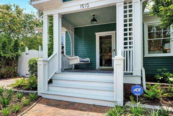 Property grounds - Cozy, Light Filled Bungalow - Freshly Updated and Convenient (Wilmington)