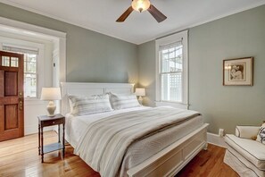 2 bedrooms, iron/ironing board, WiFi, bed sheets - Cozy, Light Filled Bungalow - Freshly Updated and Convenient (Wilmington)