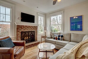 Smart TV, fireplace, books - Cozy, Light Filled Bungalow - Freshly Updated and Convenient (Wilmington)