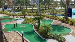 Een golfbaan met meerdere oefenholes en een zwembad.