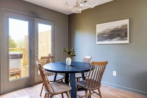 Dining - Charming Hideaway, Sleeps 7・Arcade + Pet Friendly (Sevierville)