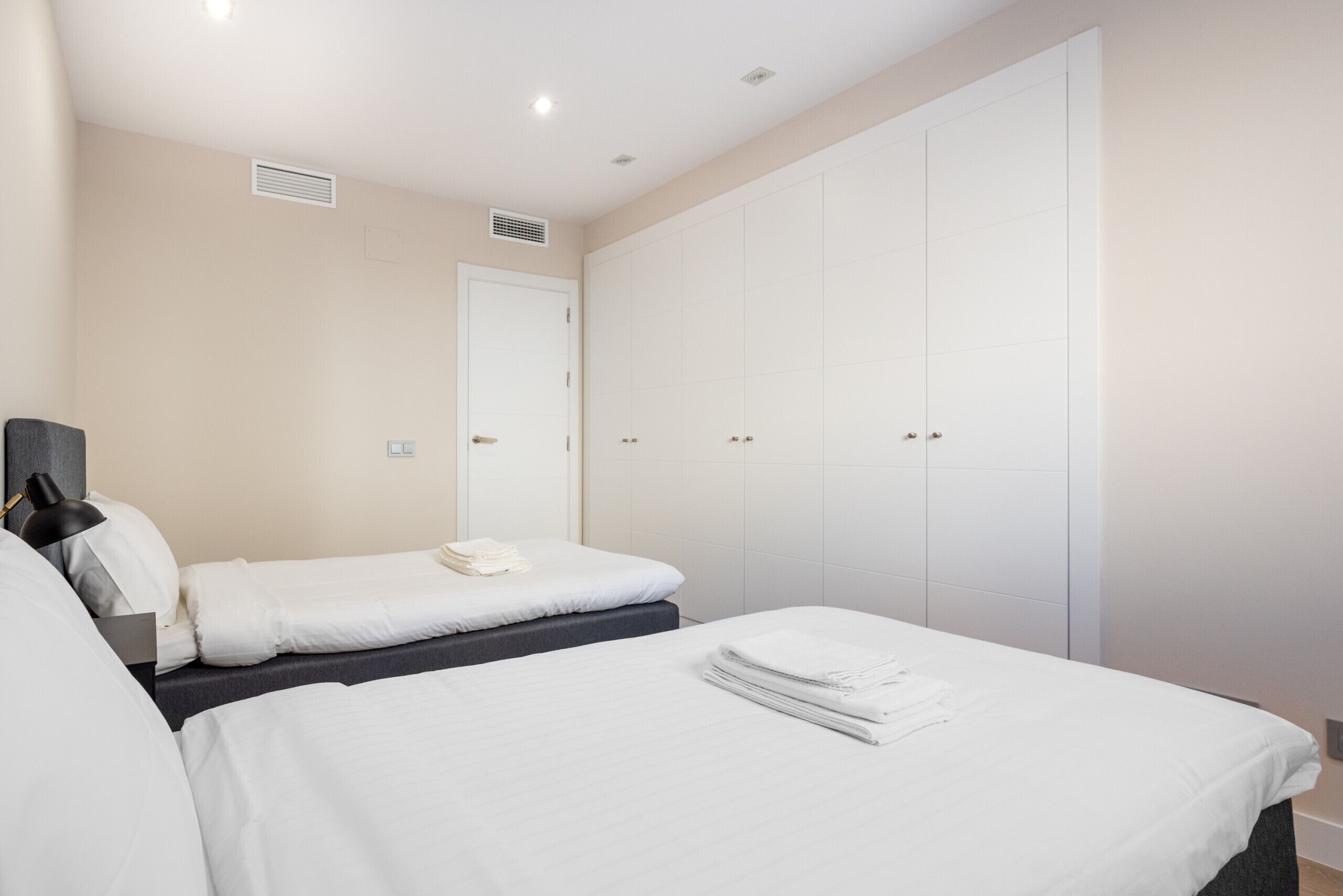2 slaapkamers, een strijkplank/strijkijzer, gratis wifi, beddengoed