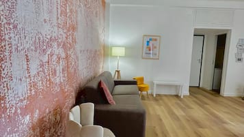 Appartamento familiare | Area soggiorno | TV a schermo piatto 50 pollici con canali via cavo, TV, giocattoli