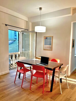 Family Apartment | Private kitchen | Full-size fridge, microwave, oven, stovetop - Happy Family Apartments Lanterna (Genoa)