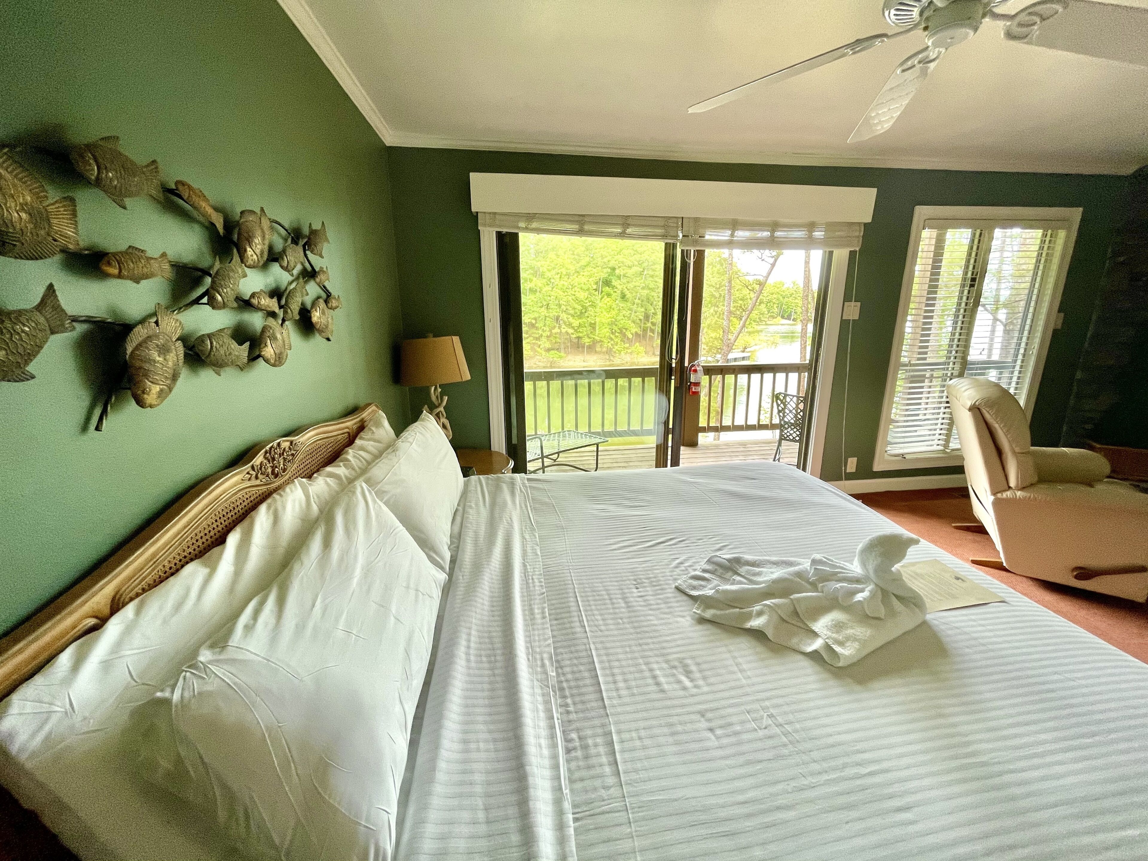 3 bedrooms, iron/ironing board, bed sheets