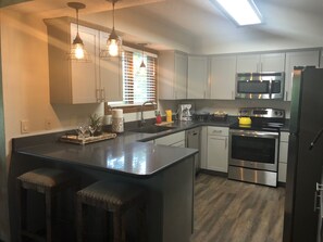 Frigorífico, microondas, horno y lavavajillas