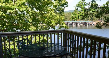 Lake view two bedroom, two bath log-sided, luxury Harbor North loft cottage with hot tub overlooking Lake Ouachita. by RedAwning