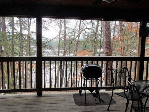 Lake view three bedroom, three bath cottage with private hot tub overlooking Lake Ouachita. by RedAwning