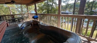 Lake view two bedroom, two bath log-sided cottage with private hot tub overlooking Lake Ouachita. by RedAwning