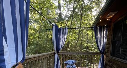One bedroom, one bath log-sided cottage with private hot tub on Lake Ouachita. by RedAwning
