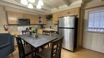 Microwave, oven, dishwasher, coffee/tea maker