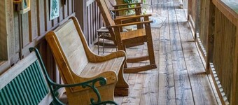 Lake view two bedroom, two bath log-sided cottage with private hot tub overlooking Lake Ouachita. by RedAwning