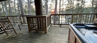 Mountain Harbor two bedroom Lodge cottage by RedAwning