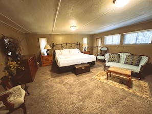 3 bedrooms, Internet, bed sheets - Lake side three bedroom, two bath house on Lake Ouachita with private hot tub. by RedAwning (Mount Ida)