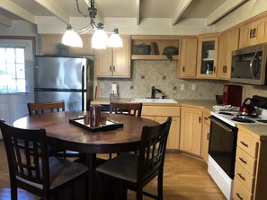 Horno, cafetera y tetera, tostadora y utensilios de cocina 