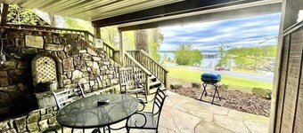 SU15,  Spacious studio with full kitchen, dining table and rock patio overlooking Lake Ouachita. by RedAwning
