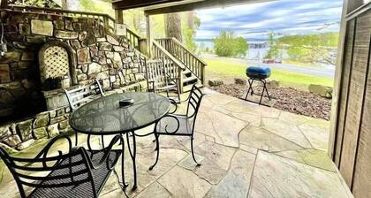 SU15, Spacious studio with full kitchen, dining table and rock patio overlooking Lake Ouachita. by RedAwning