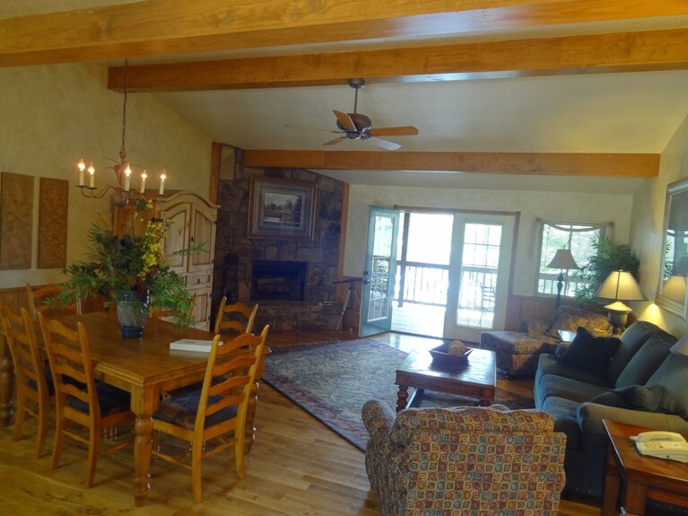 C16, Two Bedroom, Two Bath, Log-sided Harbor North Luxury Cottage With Hot Tub Overlooking Lake Ouachita. By Redawning - Arkansas