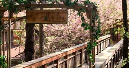 Luxury, loft, log-sided two bedroom Harbor North cottage on Lake Ouachita. by RedAwning