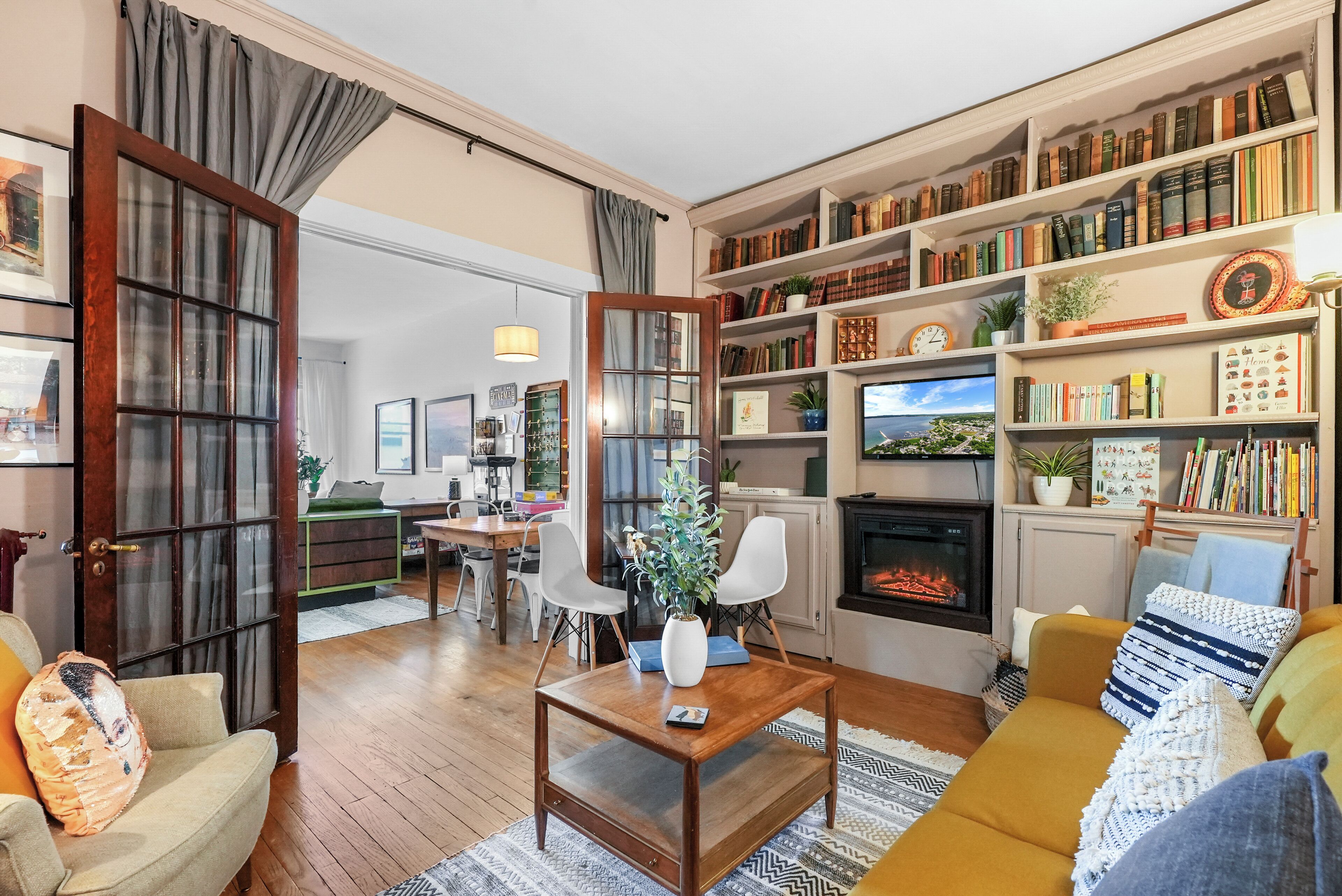 Älytelevisio, takka, DVD-soitin, kirjoja