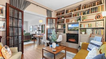 Älytelevisio, takka, DVD-soitin, kirjoja