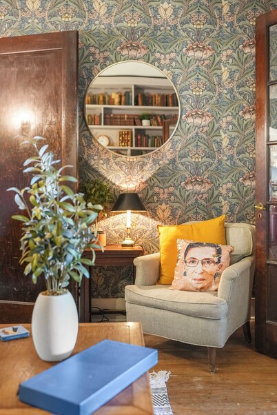 Downtown Apartment! Large, Cozy, Family friendly private oasis in city center!