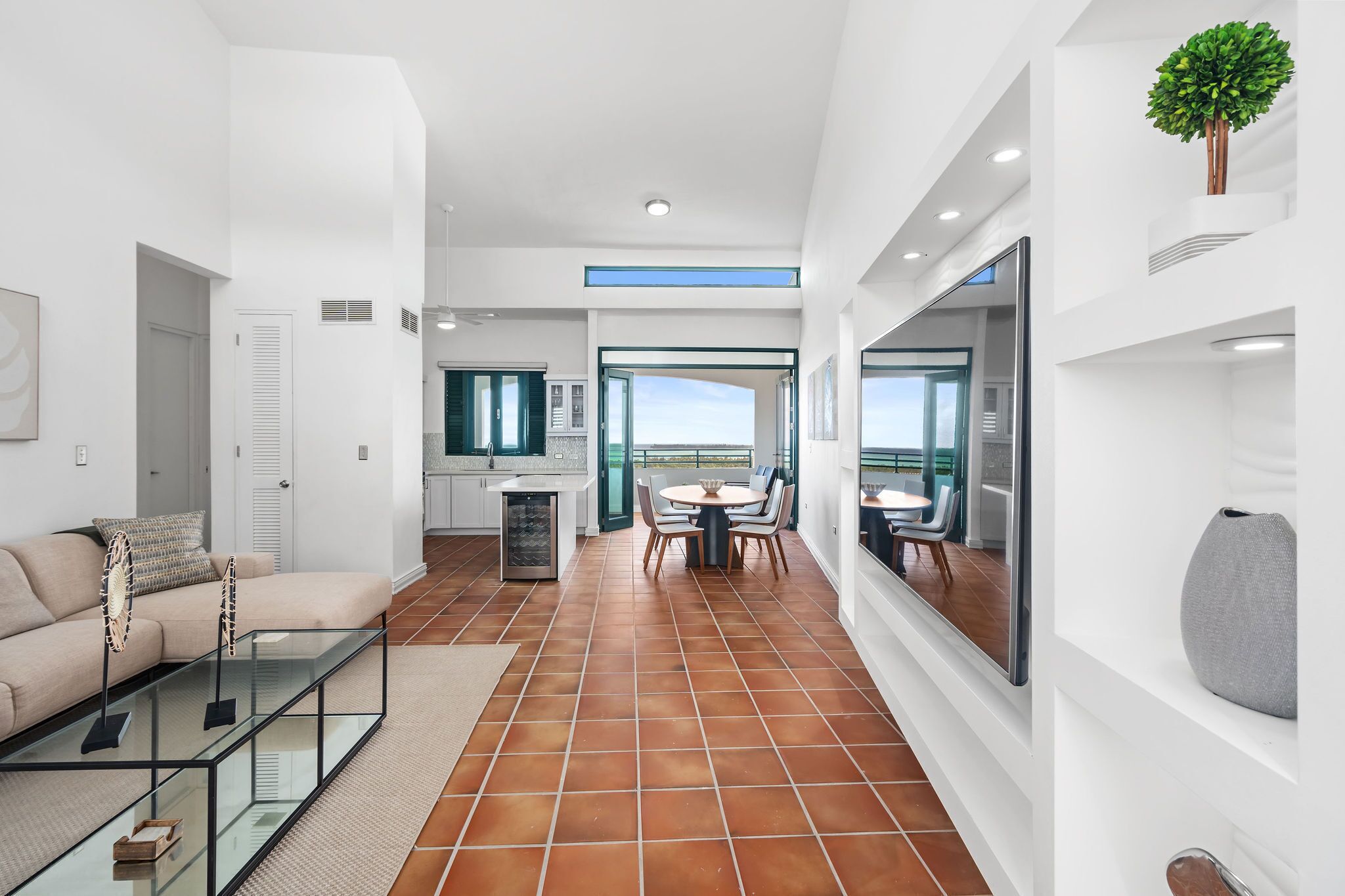 المنشأة من الداخل